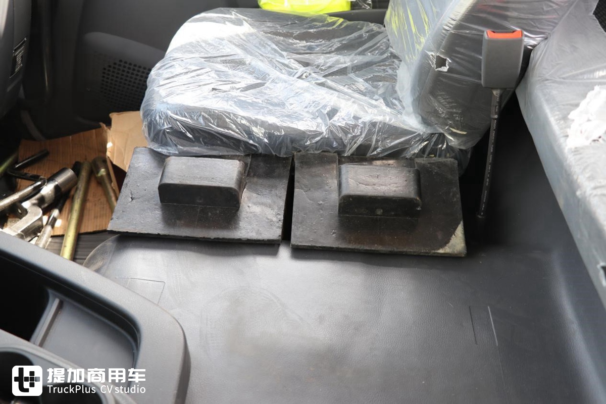 深入改装厂实拍庆铃巨咖前四后八泵车底盘，没想到还是国六版本 - 第12张