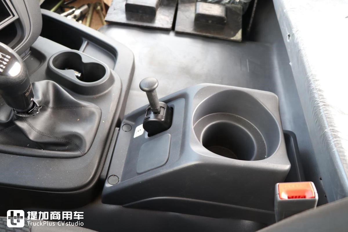 深入改装厂实拍庆铃巨咖前四后八泵车底盘，没想到还是国六版本 - 第13张