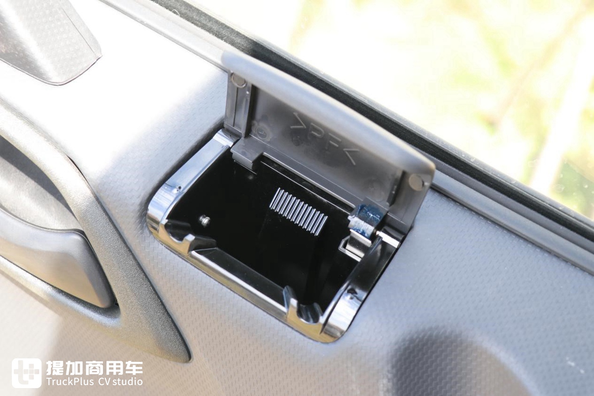 深入改装厂实拍庆铃巨咖前四后八泵车底盘，没想到还是国六版本 - 第15张