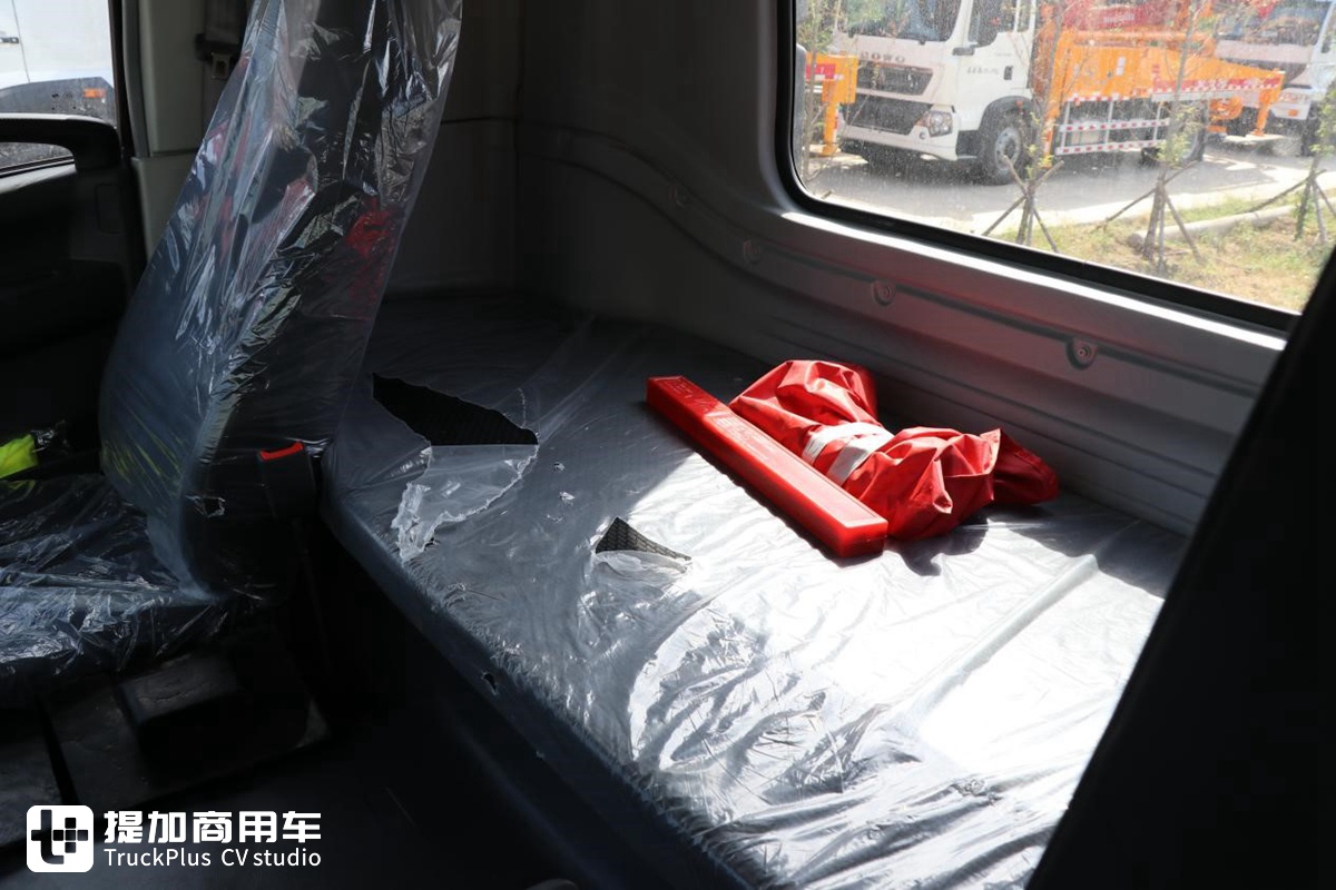 深入改装厂实拍庆铃巨咖前四后八泵车底盘，没想到还是国六版本 - 第16张