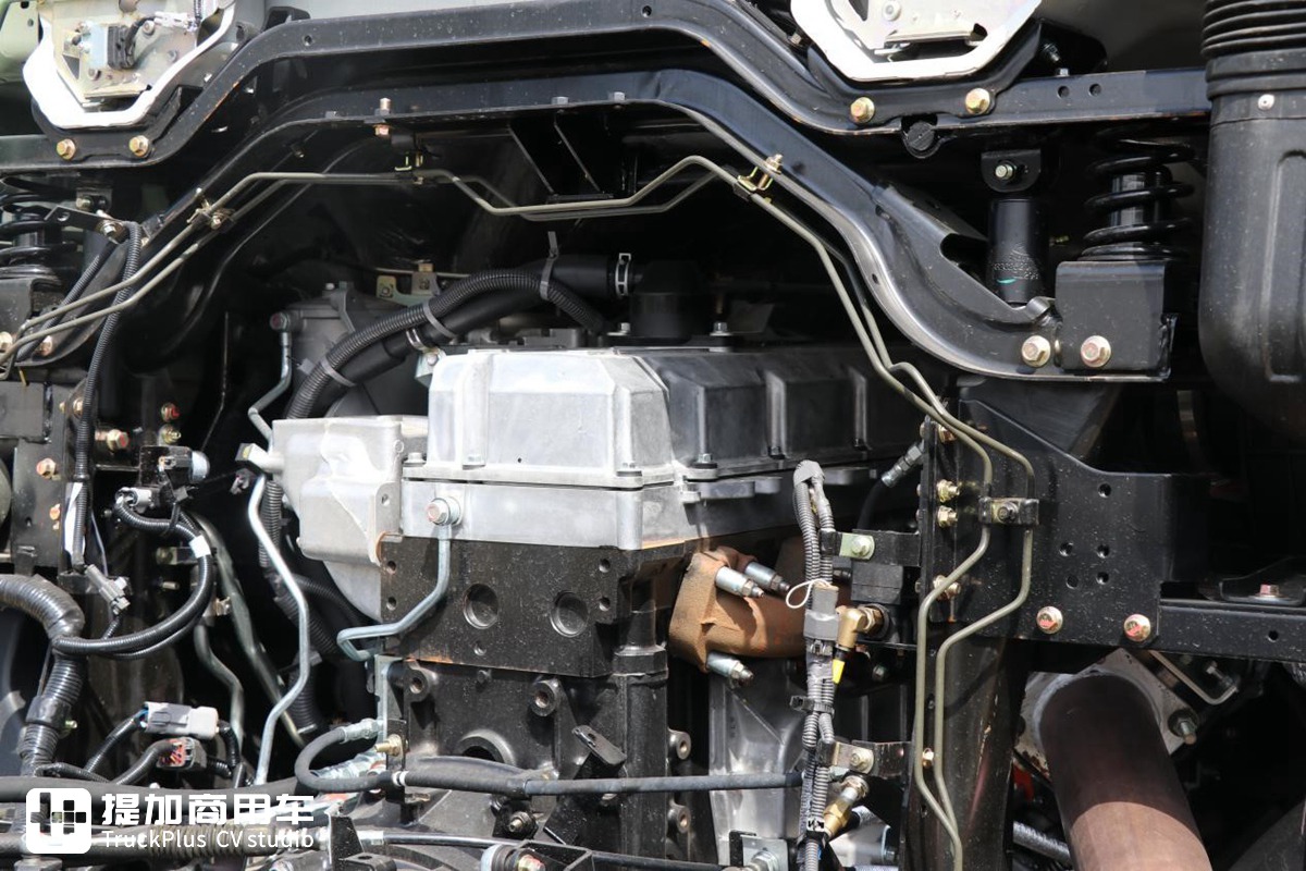 深入改装厂实拍庆铃巨咖前四后八泵车底盘，没想到还是国六版本 - 第18张