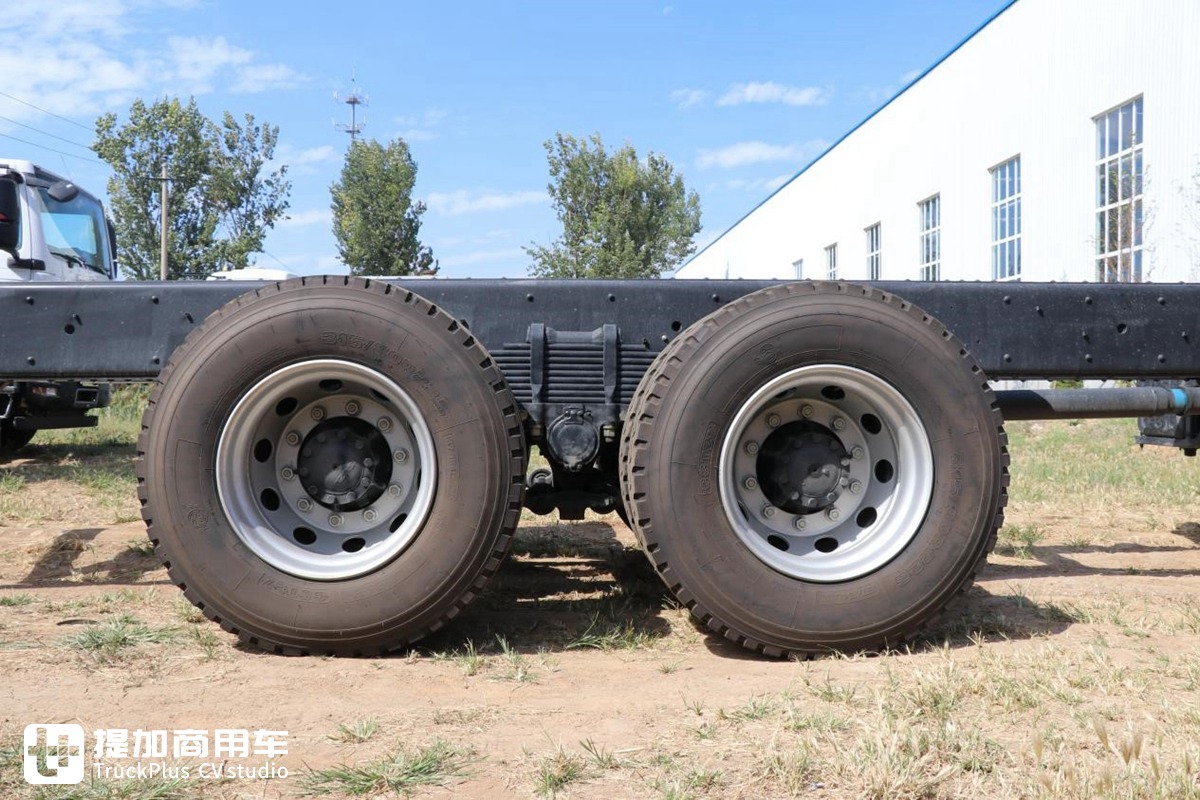 深入改装厂实拍庆铃巨咖前四后八泵车底盘，没想到还是国六版本 - 第21张