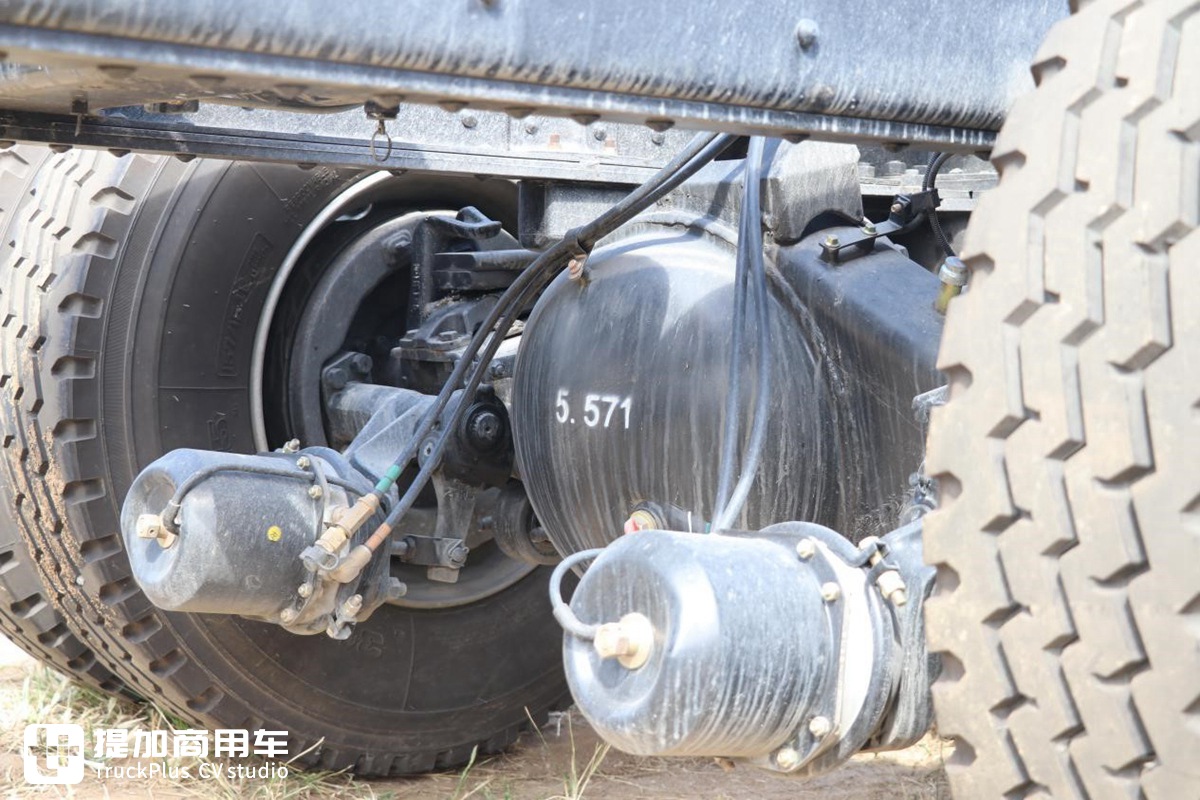 深入改装厂实拍庆铃巨咖前四后八泵车底盘，没想到还是国六版本 - 第22张