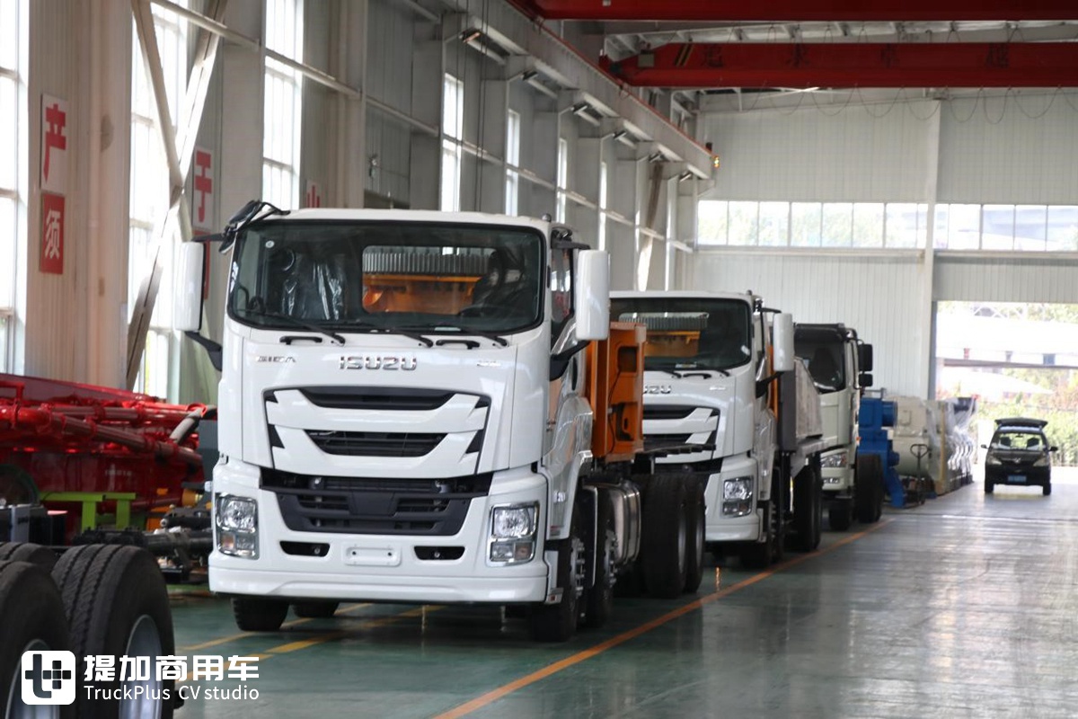 深入改装厂实拍庆铃巨咖前四后八泵车底盘，没想到还是国六版本 - 第23张