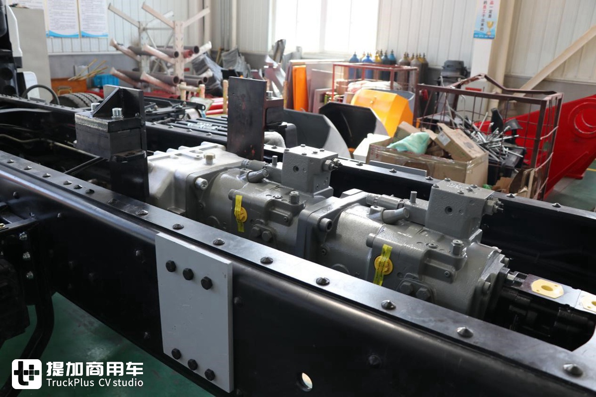 深入改装厂实拍庆铃巨咖前四后八泵车底盘，没想到还是国六版本 - 第24张