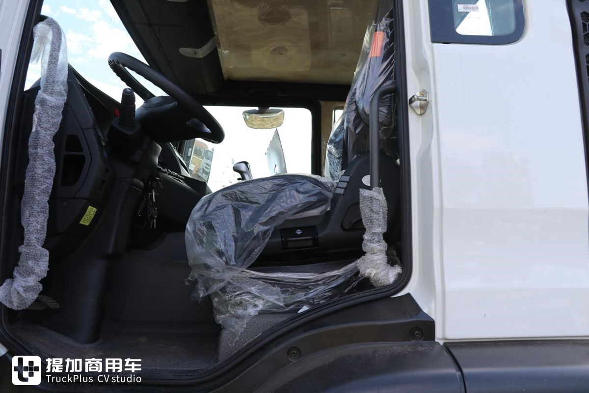 没有卧铺，纯平顶驾驶室，带您见识一款不常见的汕德卡特供底盘 - 第13张