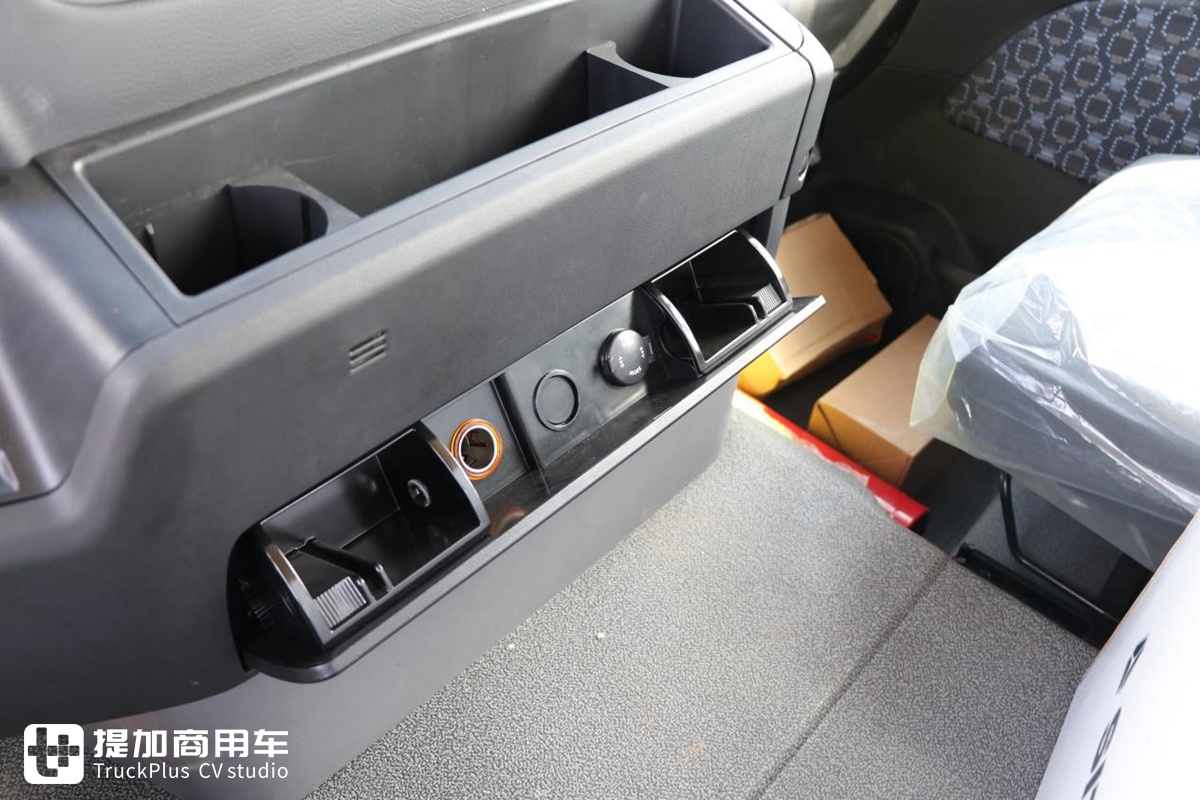 没有卧铺，纯平顶驾驶室，带您见识一款不常见的汕德卡特供底盘 - 第17张