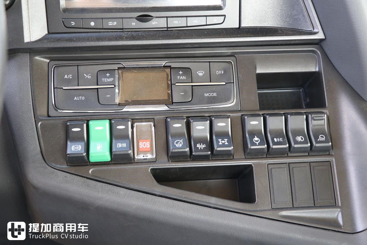 没有卧铺，纯平顶驾驶室，带您见识一款不常见的汕德卡特供底盘 - 第18张