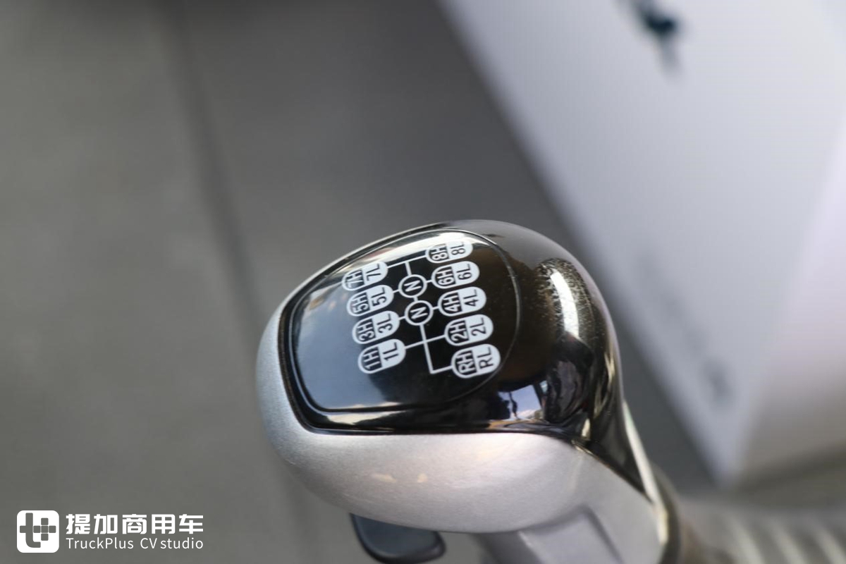 没有卧铺，纯平顶驾驶室，带您见识一款不常见的汕德卡特供底盘 - 第20张