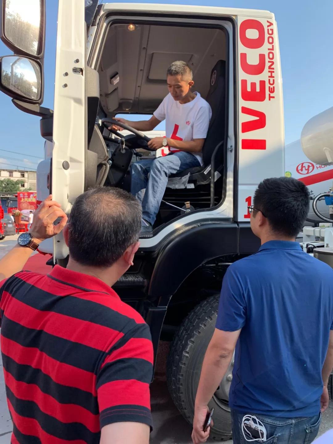 首批红岩瑞江搅拌车批量交付四川,用户“搅”得很不错! - 第3张 - 提加商用车网 首批红岩瑞江搅拌车批量交付四川,用户“搅”得很不错! - 第3张