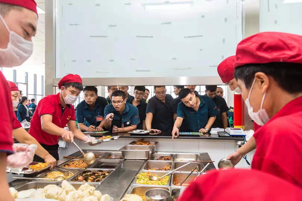 中国重汽济南地区4所新建职工食堂投入运行 一线职工吃上了热乎乎的饭菜！ - 第1张