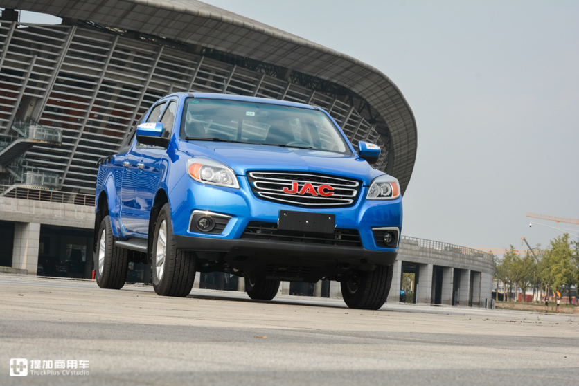 货箱没有凸起的轮拱,配置堪比乘用车,帅铃T6创客精英版皮卡实拍 - 第2张 - 提加商用车网 货箱没有凸起的轮拱,配置堪比乘用车,帅铃T6创客精英版皮卡实拍 - 第2张