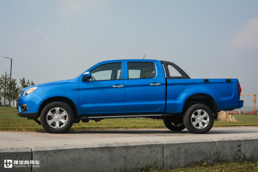 货箱没有凸起的轮拱,配置堪比乘用车,帅铃T6创客精英版皮卡实拍 - 第3张 - 提加商用车网 货箱没有凸起的轮拱,配置堪比乘用车,帅铃T6创客精英版皮卡实拍 - 第3张