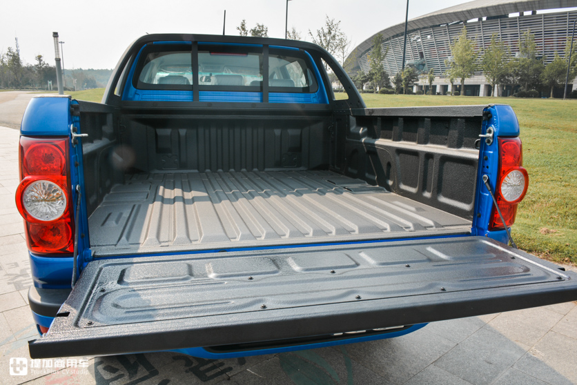 货箱没有凸起的轮拱,配置堪比乘用车,帅铃T6创客精英版皮卡实拍 - 第4张 - 提加商用车网 货箱没有凸起的轮拱,配置堪比乘用车,帅铃T6创客精英版皮卡实拍 - 第4张