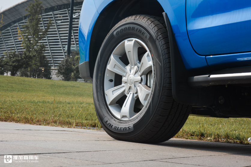 货箱没有凸起的轮拱,配置堪比乘用车,帅铃T6创客精英版皮卡实拍 - 第6张 - 提加商用车网 货箱没有凸起的轮拱,配置堪比乘用车,帅铃T6创客精英版皮卡实拍 - 第6张