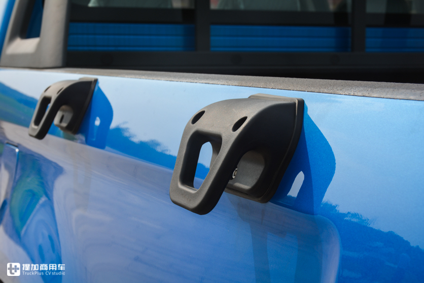 货箱没有凸起的轮拱,配置堪比乘用车,帅铃T6创客精英版皮卡实拍 - 第5张 - 提加商用车网 货箱没有凸起的轮拱,配置堪比乘用车,帅铃T6创客精英版皮卡实拍 - 第5张