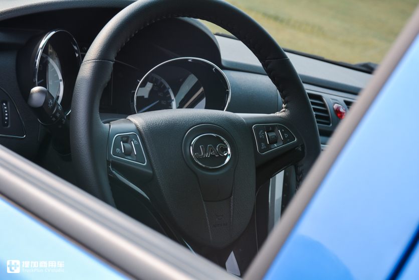 货箱没有凸起的轮拱,配置堪比乘用车,帅铃T6创客精英版皮卡实拍 - 第10张 - 提加商用车网 货箱没有凸起的轮拱,配置堪比乘用车,帅铃T6创客精英版皮卡实拍 - 第10张