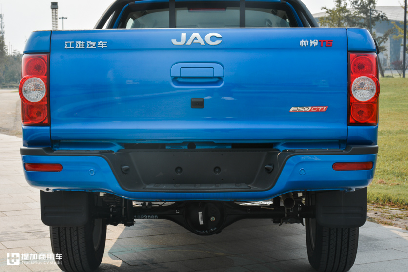 货箱没有凸起的轮拱,配置堪比乘用车,帅铃T6创客精英版皮卡实拍 - 第12张 - 提加商用车网 货箱没有凸起的轮拱,配置堪比乘用车,帅铃T6创客精英版皮卡实拍 - 第12张