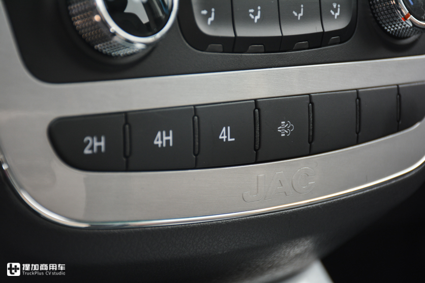 货箱没有凸起的轮拱,配置堪比乘用车,帅铃T6创客精英版皮卡实拍 - 第21张 - 提加商用车网 货箱没有凸起的轮拱,配置堪比乘用车,帅铃T6创客精英版皮卡实拍 - 第21张