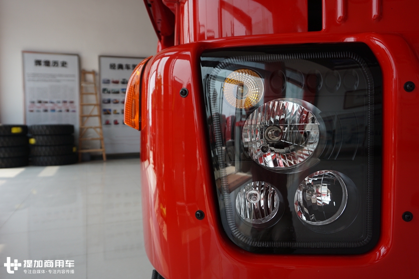 这两年卖得很火的砂石料运输牵引车，500马力的红岩杰狮M500实拍
