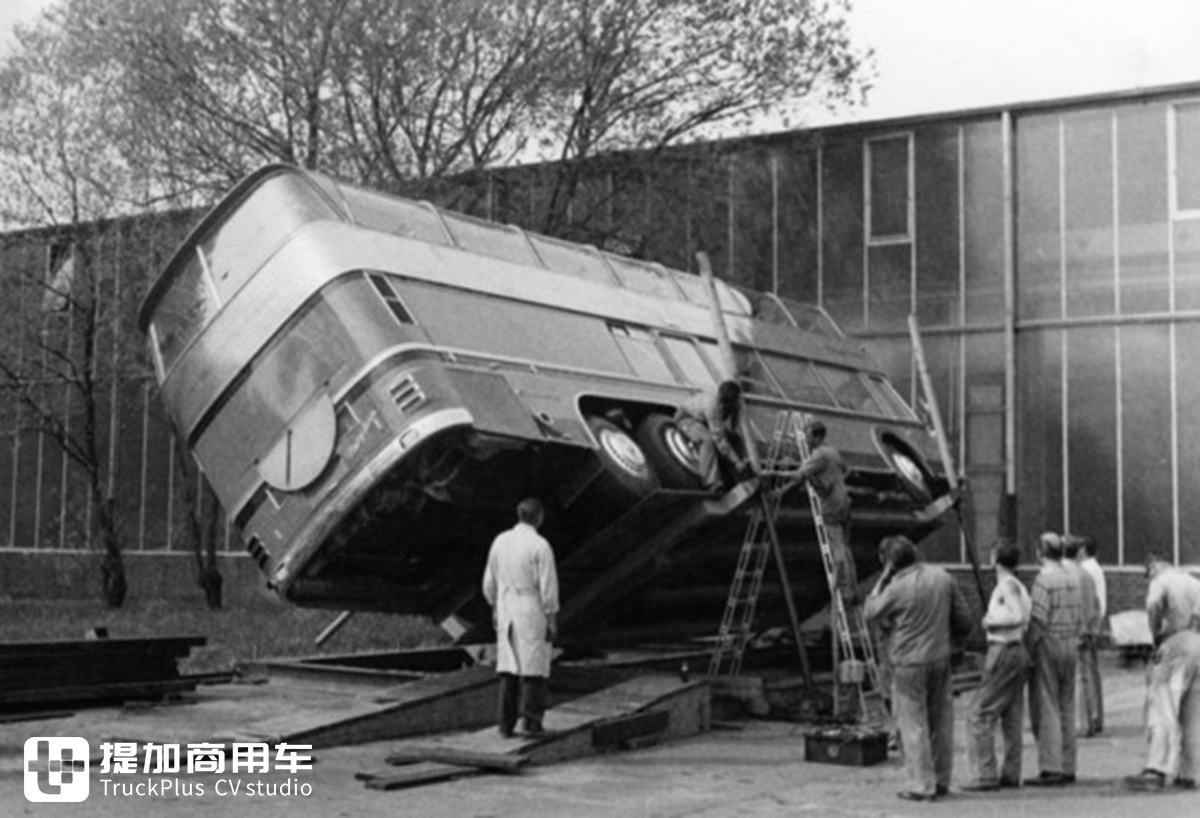 德国尼奥普兰的旗舰大巴，带您回顾Skyliner系列车型的辉煌50余载 - 第4张