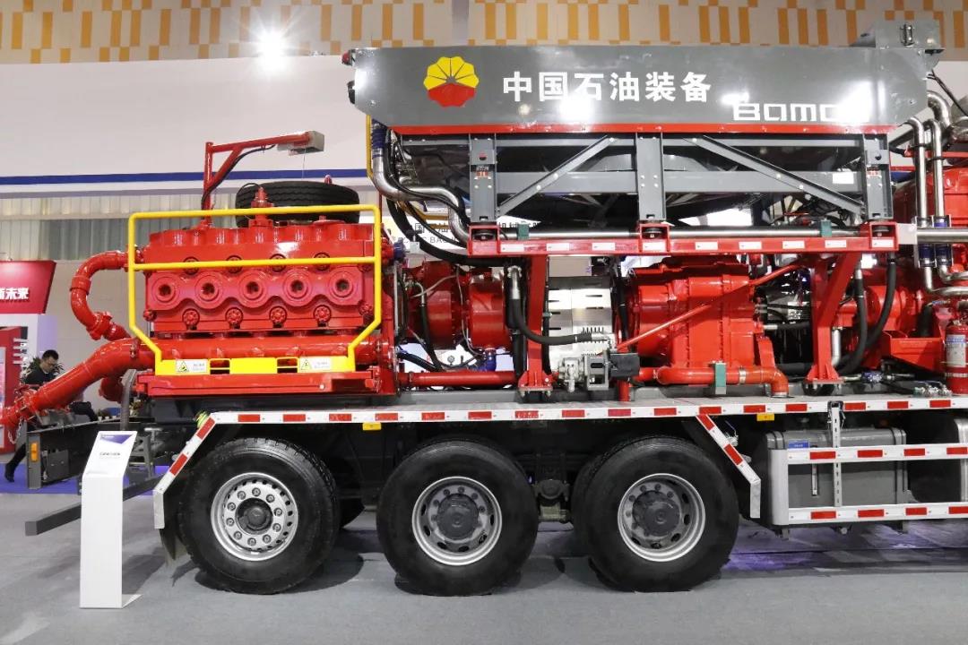 不负开采之托,国内首款五轴压裂奔驰底盘亮相石油展