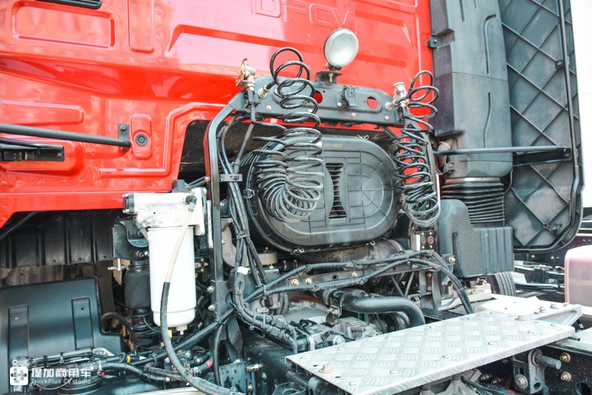 配14升发动机,最大可选600马力,国六版东风天龙旗舰牵引车实拍 - 第4张 - 提加商用车网 配14升发动机,最大可选600马力,国六版东风天龙旗舰牵引车实拍 - 第4张