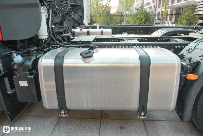 配14升发动机,最大可选600马力,国六版东风天龙旗舰牵引车实拍 - 第10张 - 提加商用车网 配14升发动机,最大可选600马力,国六版东风天龙旗舰牵引车实拍 - 第10张