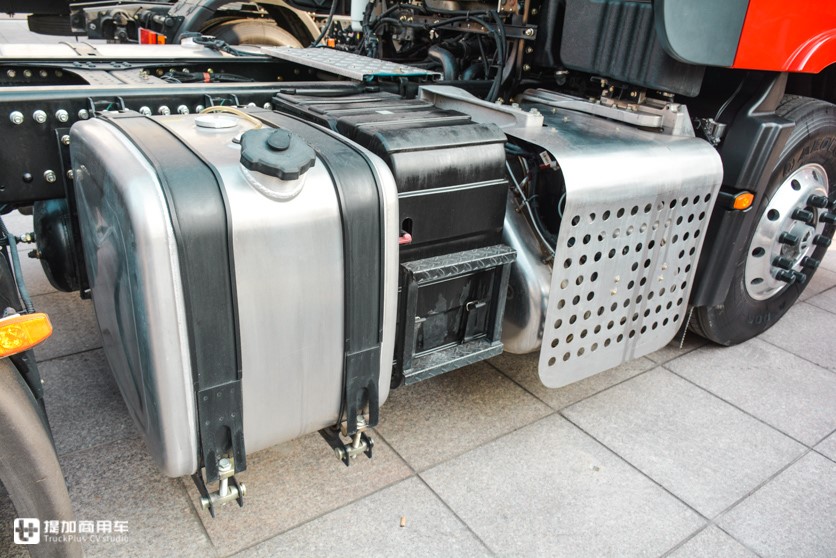 配14升发动机,最大可选600马力,国六版东风天龙旗舰牵引车实拍 - 第11张 - 提加商用车网 配14升发动机,最大可选600马力,国六版东风天龙旗舰牵引车实拍 - 第11张