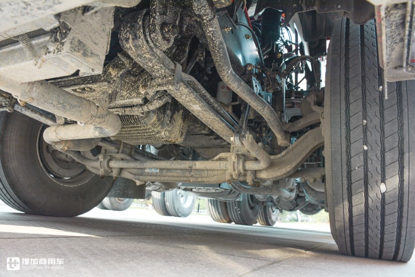 配14升发动机,最大可选600马力,国六版东风天龙旗舰牵引车实拍 - 第12张 - 提加商用车网 配14升发动机,最大可选600马力,国六版东风天龙旗舰牵引车实拍 - 第12张