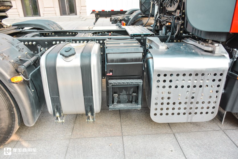 配14升发动机,最大可选600马力,国六版东风天龙旗舰牵引车实拍 - 第5张 - 提加商用车网 配14升发动机,最大可选600马力,国六版东风天龙旗舰牵引车实拍 - 第5张