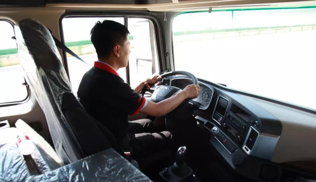 自动挡的格尔发K7预见了重卡发展趋势,你喜欢这样的卡车吗? - 第4张 - 提加商用车网 自动挡的格尔发K7预见了重卡发展趋势,你喜欢这样的卡车吗? - 第4张