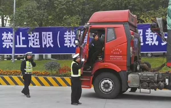 货车超载无法上高速！超限将劝返，最严治超法规正式实施了 - 第1张