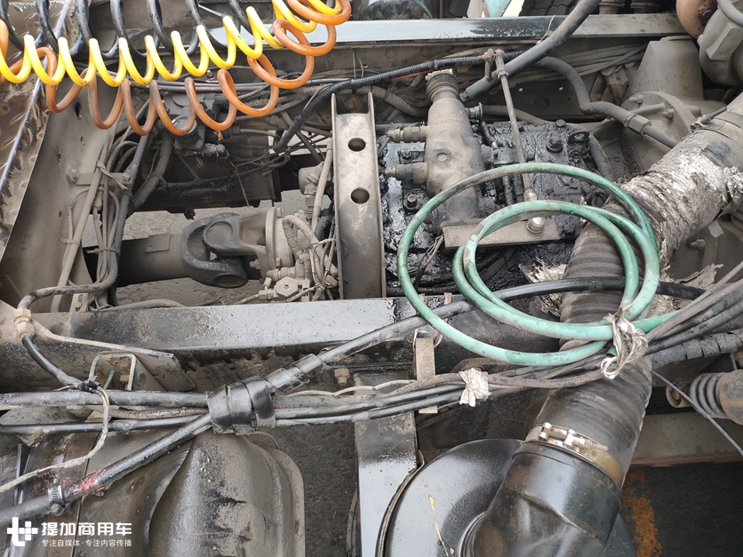 偶遇运营11年的陕汽奥龙，配置在当年非常的先进，现在看依然经典 - 第11张