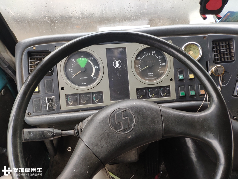 偶遇运营11年的陕汽奥龙，配置在当年非常的先进，现在看依然经典 - 第16张