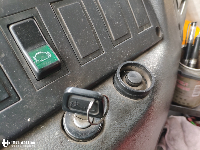 偶遇运营11年的陕汽奥龙，配置在当年非常的先进，现在看依然经典 - 第17张