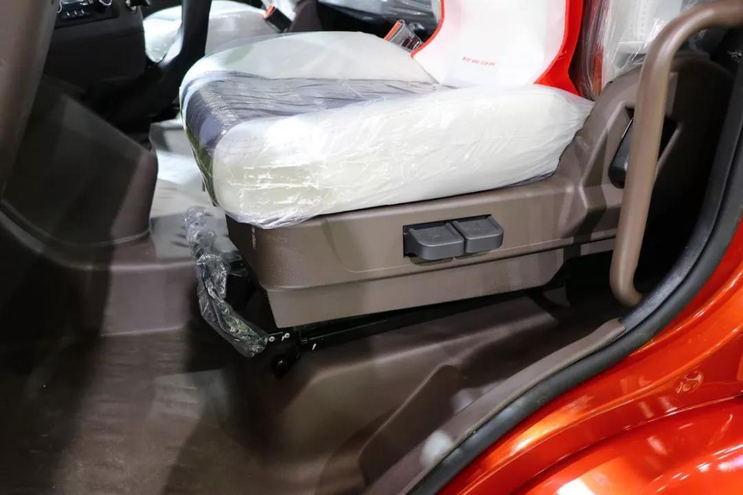 乘龙H5高顶双卧大单桥快递车，树立行业新标杆！ - 第3张