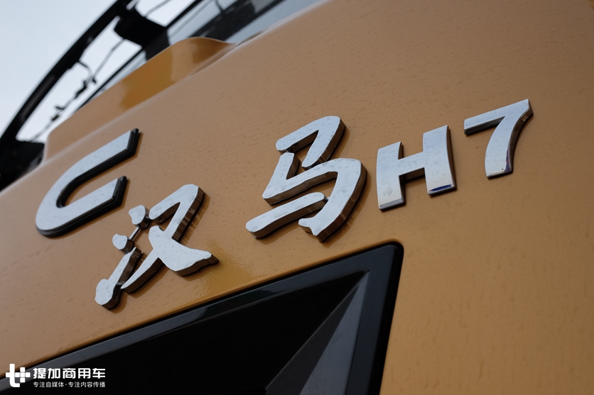 驾驶室被钢梁冲出十几米，司机只受轻伤，华菱重卡为何这么强？