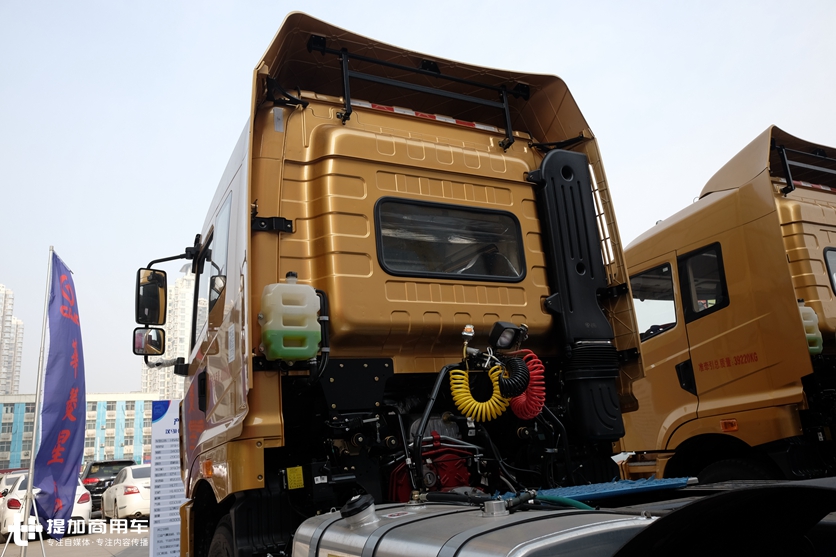 驾驶室被钢梁冲出十几米，司机只受轻伤，华菱重卡为何这么强？ - 第9张