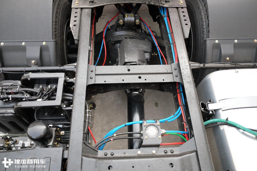 驾驶室被钢梁冲出十几米，司机只受轻伤，华菱重卡为何这么强？ - 第10张