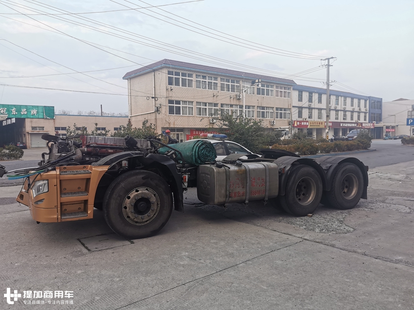 驾驶室被钢梁冲出十几米，司机只受轻伤，华菱重卡为何这么强？ - 第2张