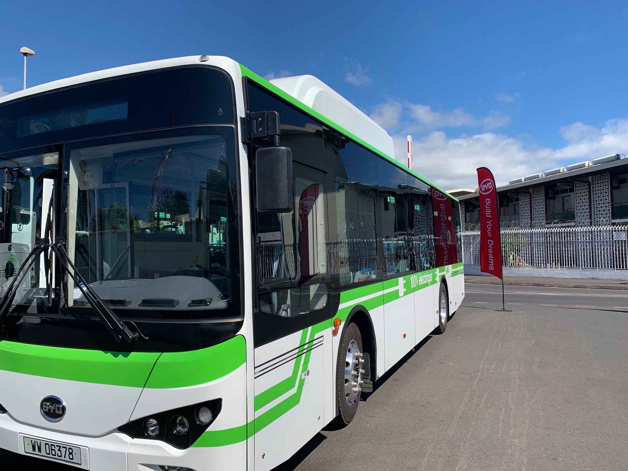 总统见证!大溪地这个“海岛中的爱马仕”迎来首批纯电动大巴 - 第3张 - 提加商用车网 总统见证!大溪地这个“海岛中的爱马仕”迎来首批纯电动大巴 - 第3张