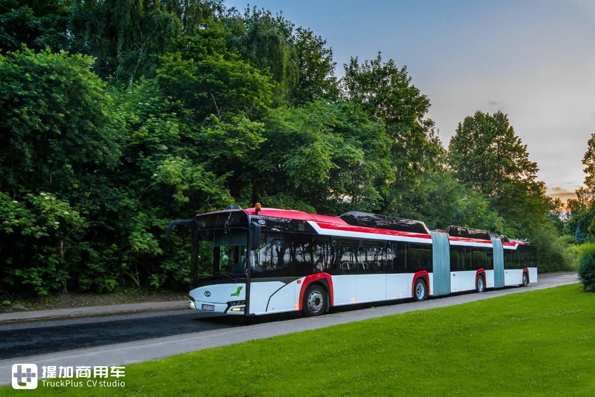 双铰接四桥，三车厢轻松装两百人，这辆纯电动公交长度竟超24米 - 第1张