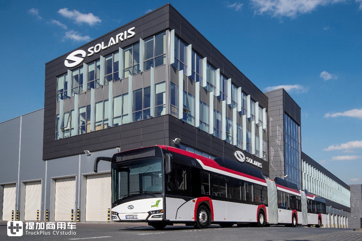 双铰接四桥，三车厢轻松装两百人，这辆纯电动公交长度竟超24米 - 第2张