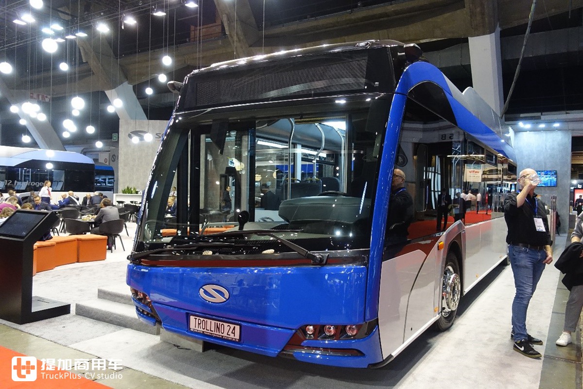 双铰接四桥，三车厢轻松装两百人，这辆纯电动公交长度竟超24米 - 第3张