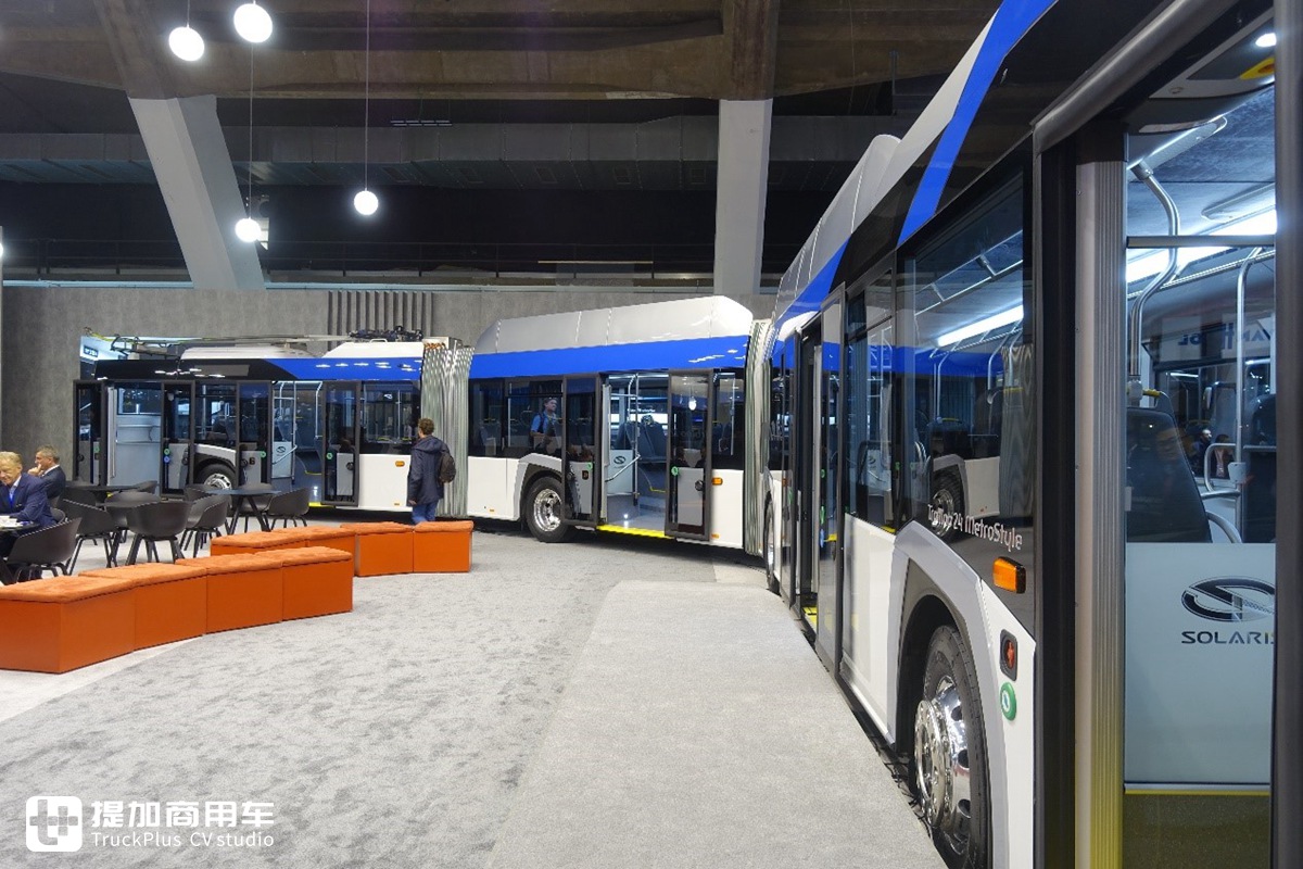 双铰接四桥，三车厢轻松装两百人，这辆纯电动公交长度竟超24米 - 第4张