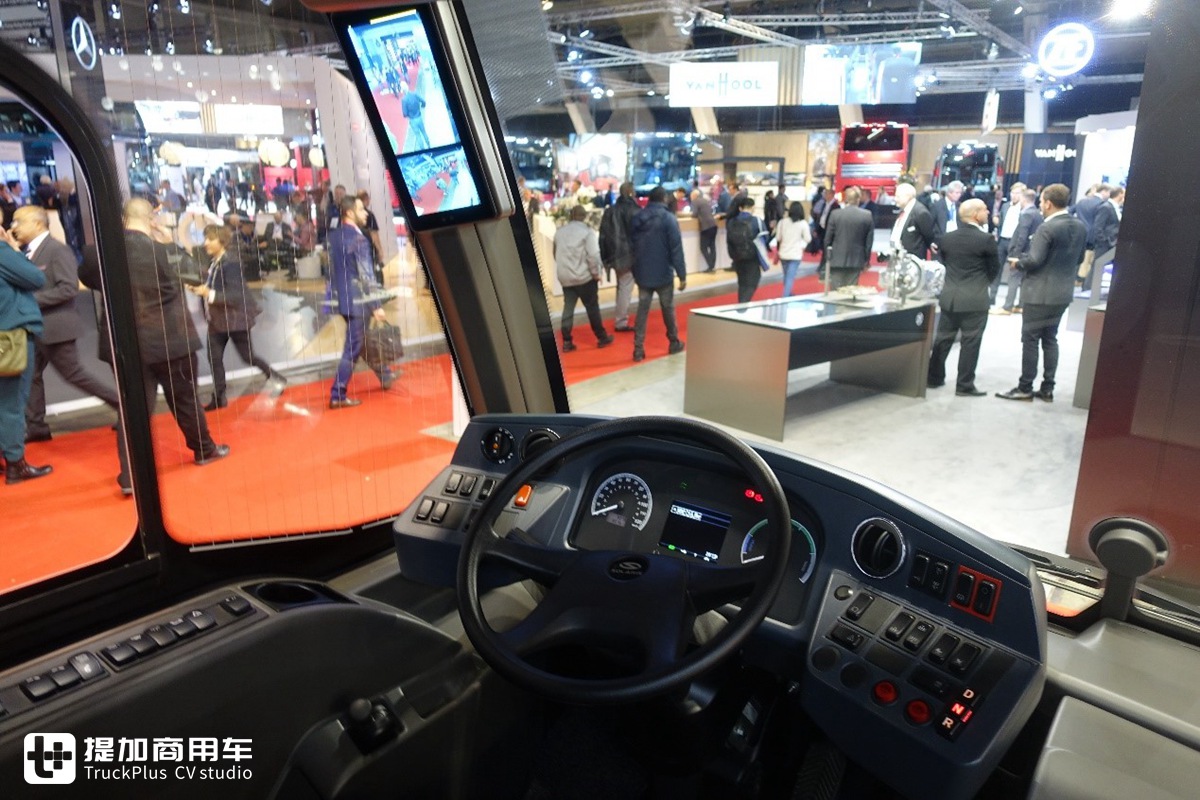 双铰接四桥，三车厢轻松装两百人，这辆纯电动公交长度竟超24米 - 第6张