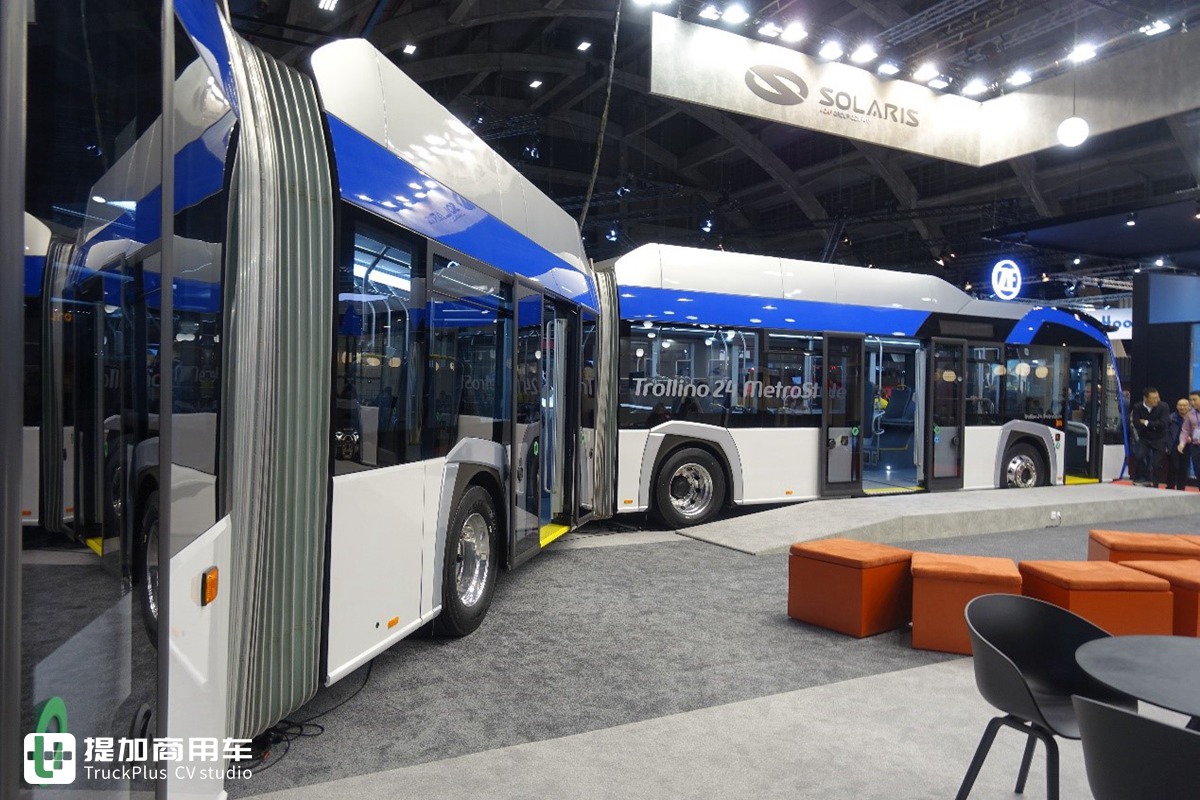 双铰接四桥，三车厢轻松装两百人，这辆纯电动公交长度竟超24米 - 第8张