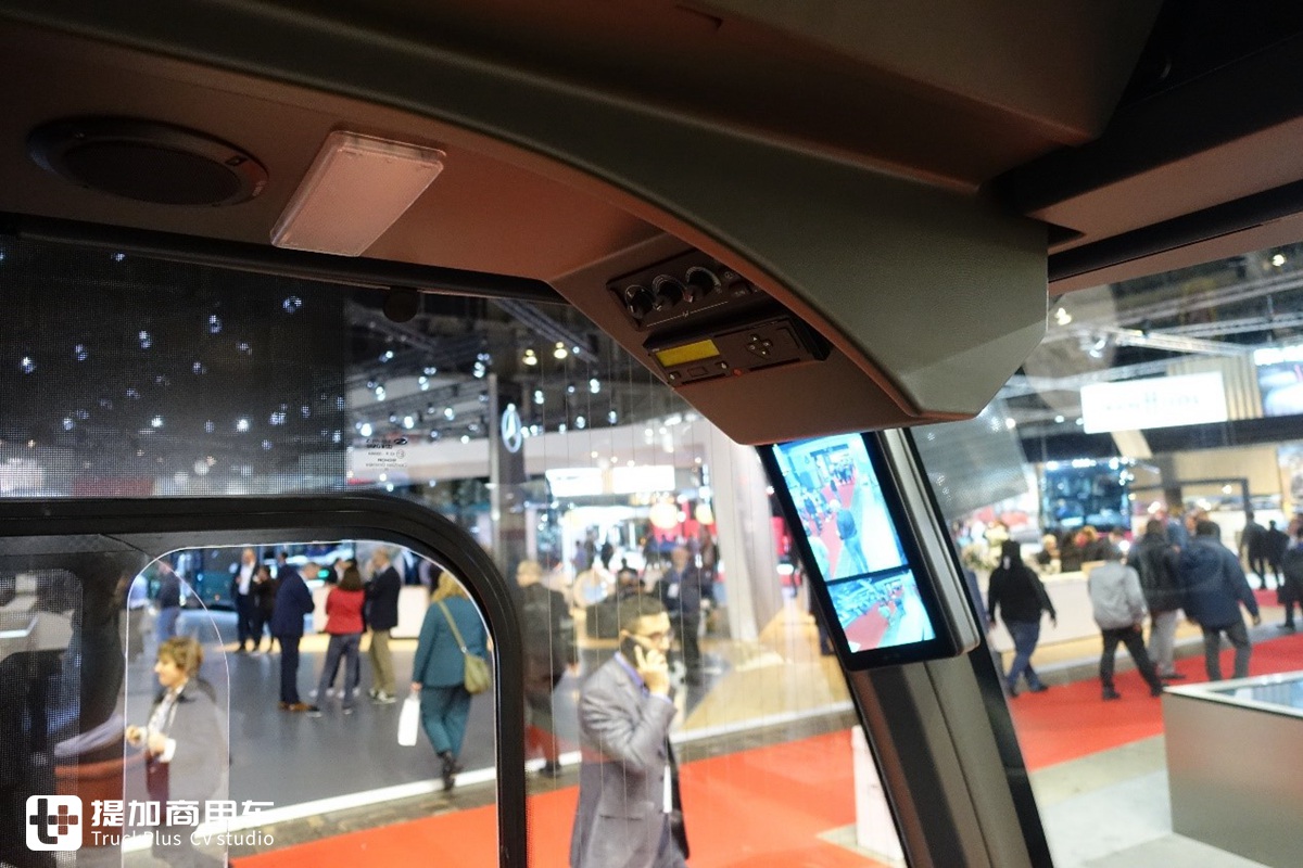 双铰接四桥，三车厢轻松装两百人，这辆纯电动公交长度竟超24米 - 第7张