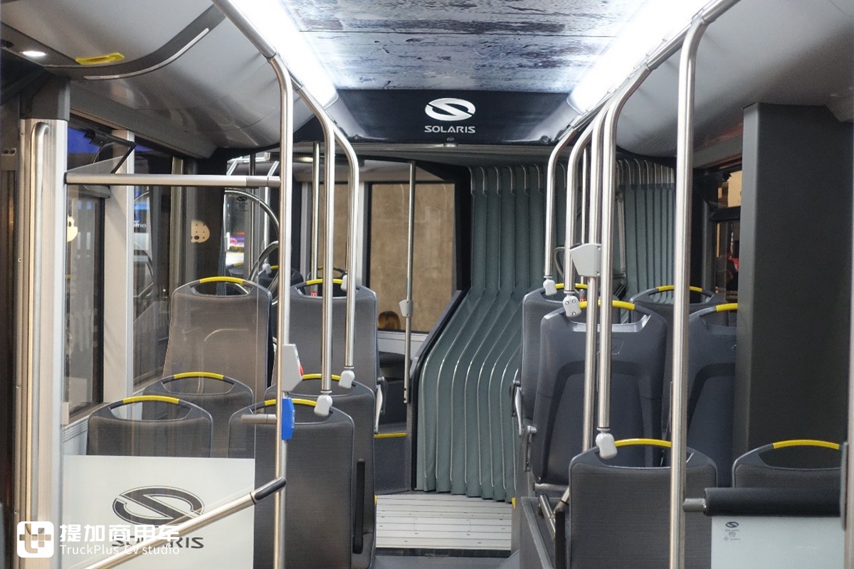 双铰接四桥，三车厢轻松装两百人，这辆纯电动公交长度竟超24米 - 第9张